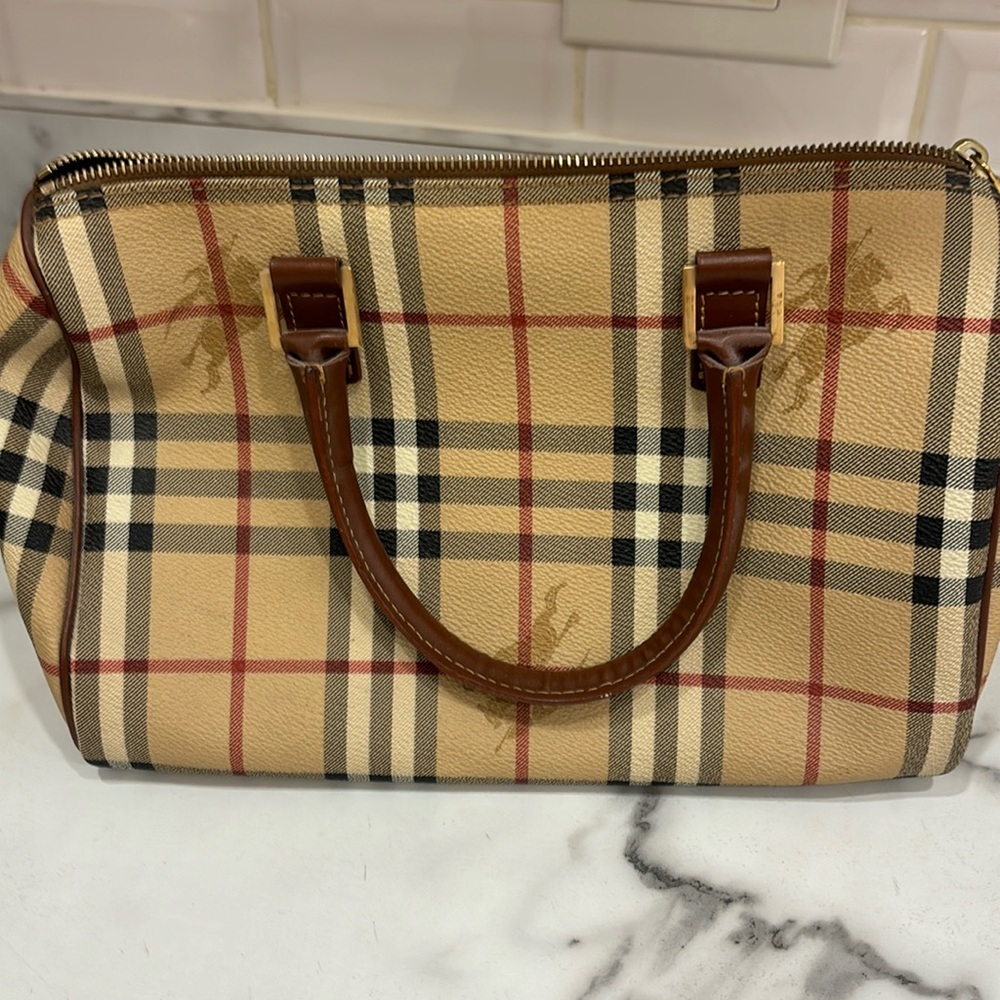 Burberry bag in excellent condition. 8 x 10 inches
